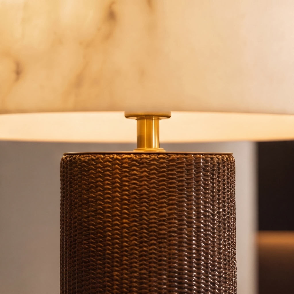 Moderne Tischlampe mit zylindrischer Lederbasis und Schirm aus Alabasterimitat, dimmbar, für Schlafzimmer oder Schreibtisch | ribuella