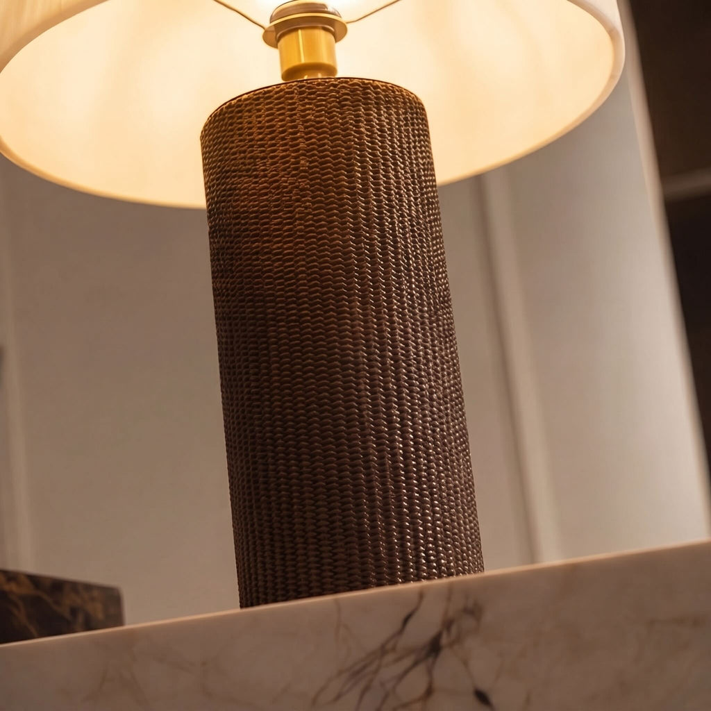 Moderne Tischlampe mit zylindrischer Lederbasis und Schirm aus Alabasterimitat, dimmbar, für Schlafzimmer oder Schreibtisch | ribuella