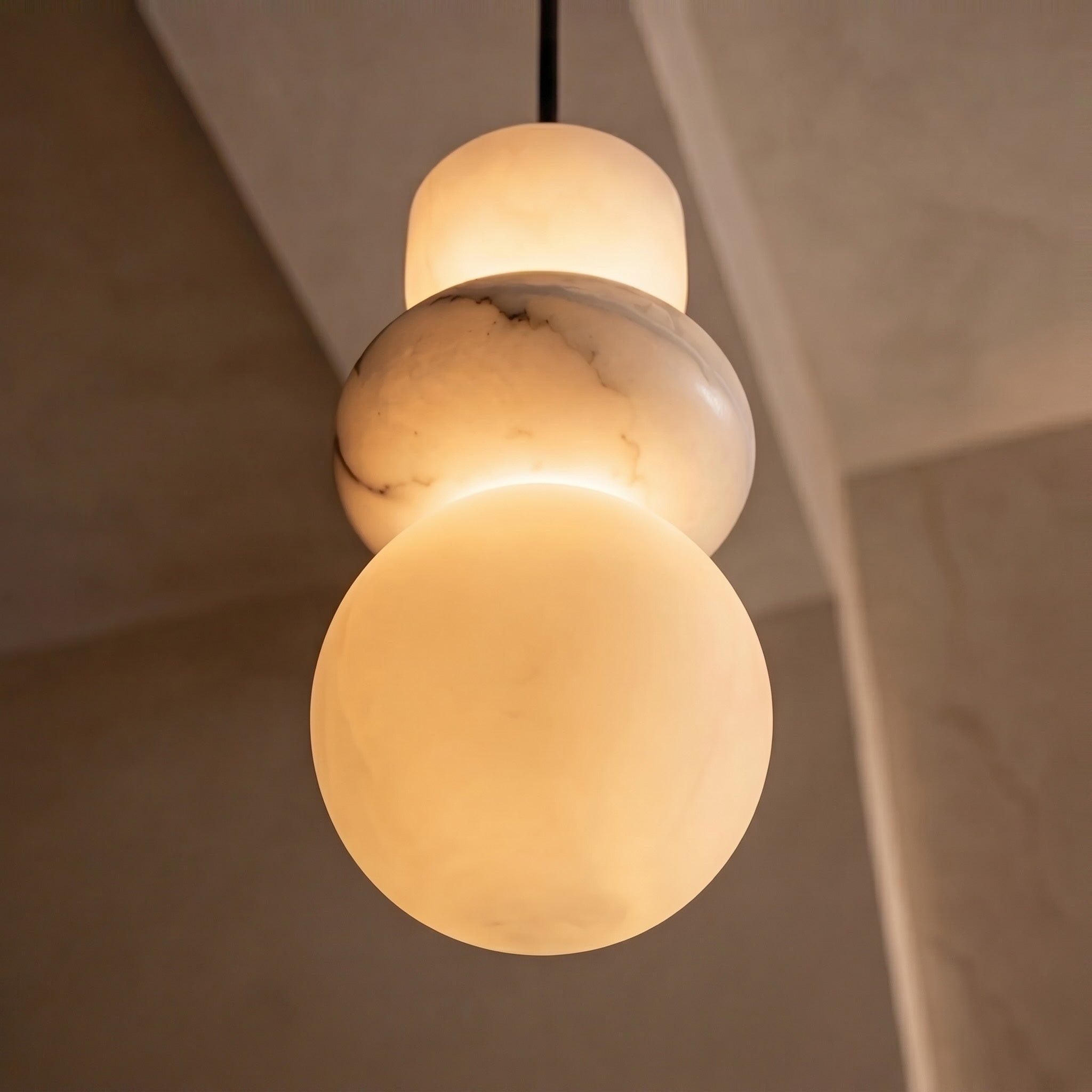 Suspension minimaliste avec abat-jour en marbre et lumière LED chaude pour éclairage suspendu de cuisine | ribuella
