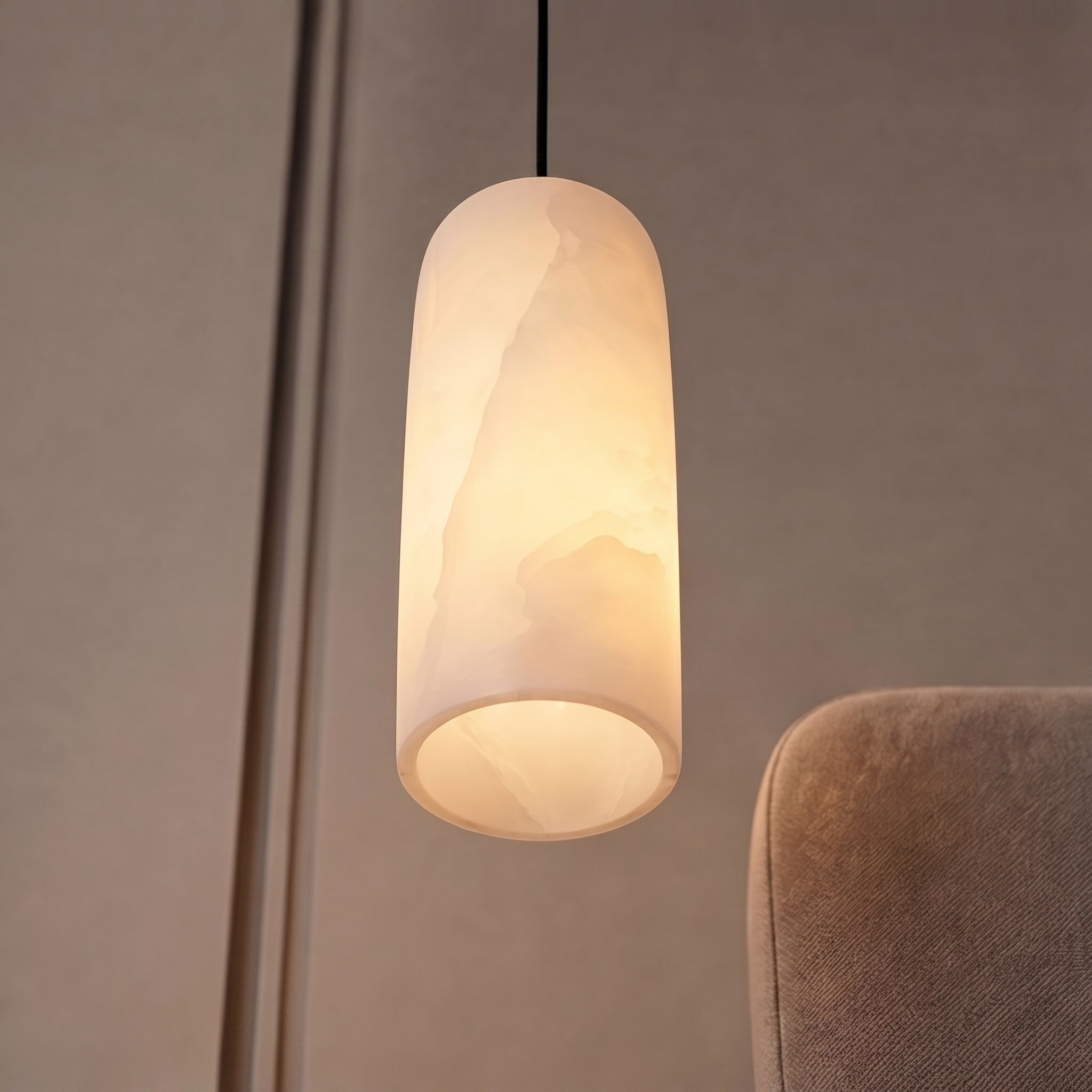 Moderní závěsná LED lampa s alabastrovým stínidlem a povrchovou úpravou z kartáčované mědi pro osvětlení kuchyně | ribuella
