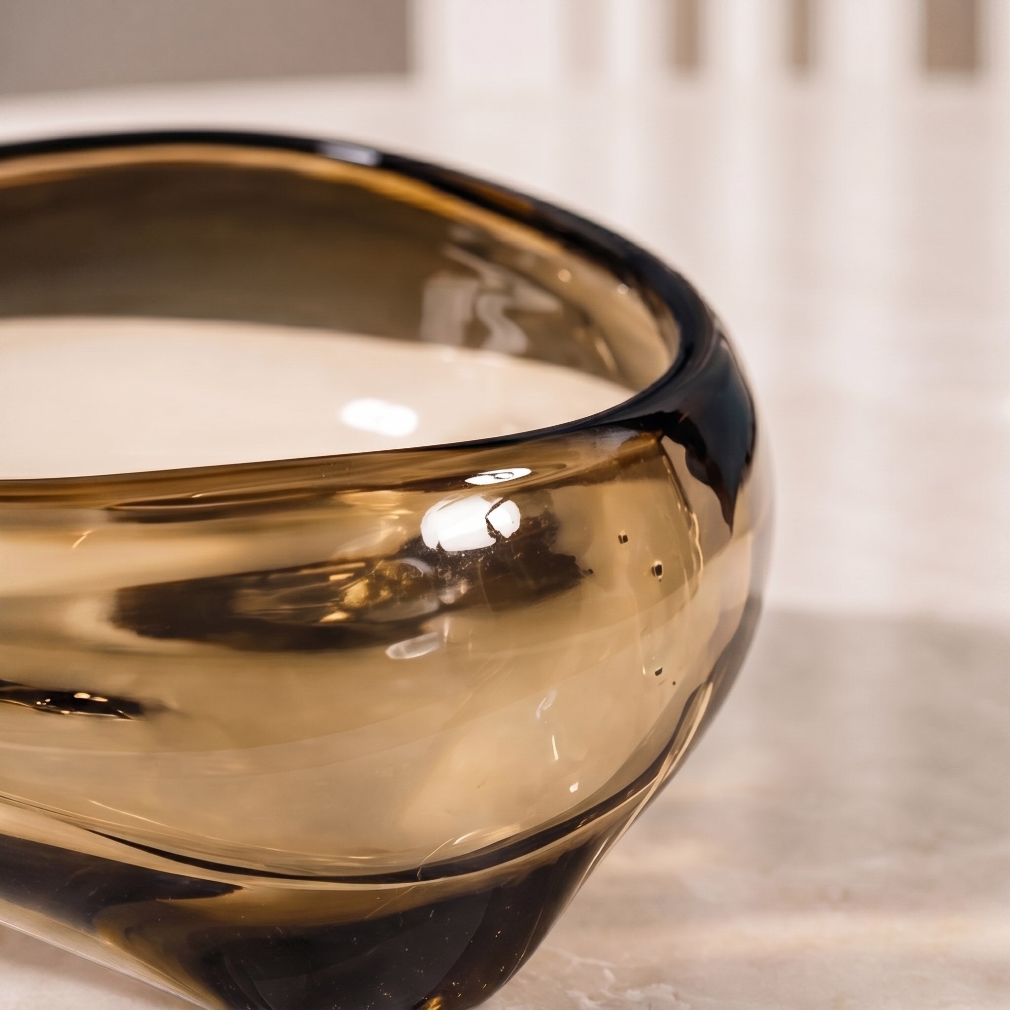 Moderner mundgeblasener dekorativer Glasschale mit fließendem Design in sanftem Braun, vielseitiges Centerpiece | ribuella