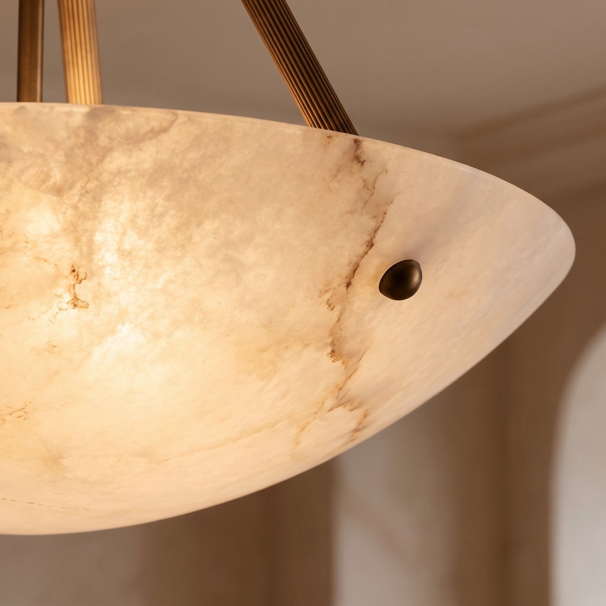 Plafonnier moderne à montage affleurant, bol en albâtre, cadre en laiton vieilli, LED, abat-jour blanc chaud | ribuella