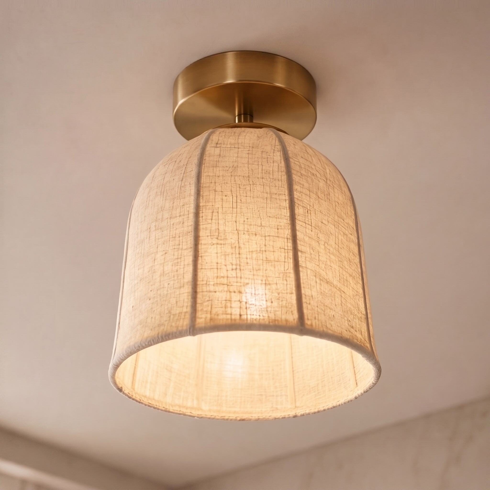 Rustik loftslampe med linnedskærm og varme gulddetaljer til soveværelsesbelysning | ribuella