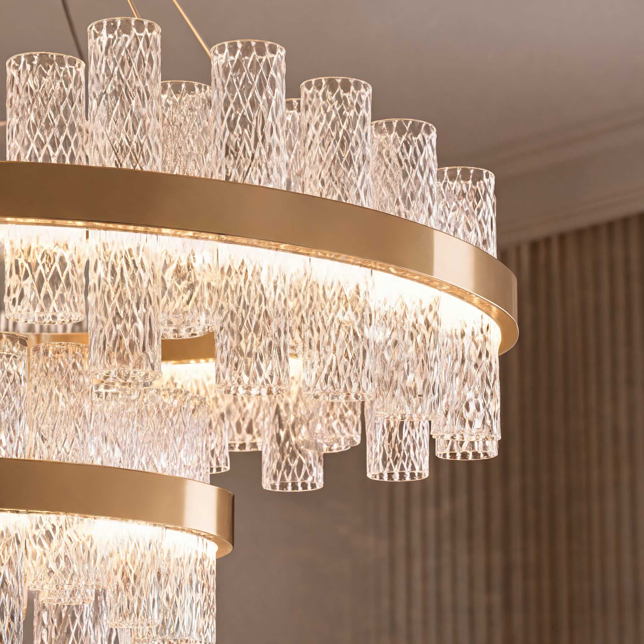 Moderner Kronleuchter mit höhenverstellbarer Hängeleuchte, Edelstahlrahmen, Crackle-Glasschirm, LED | ribuella