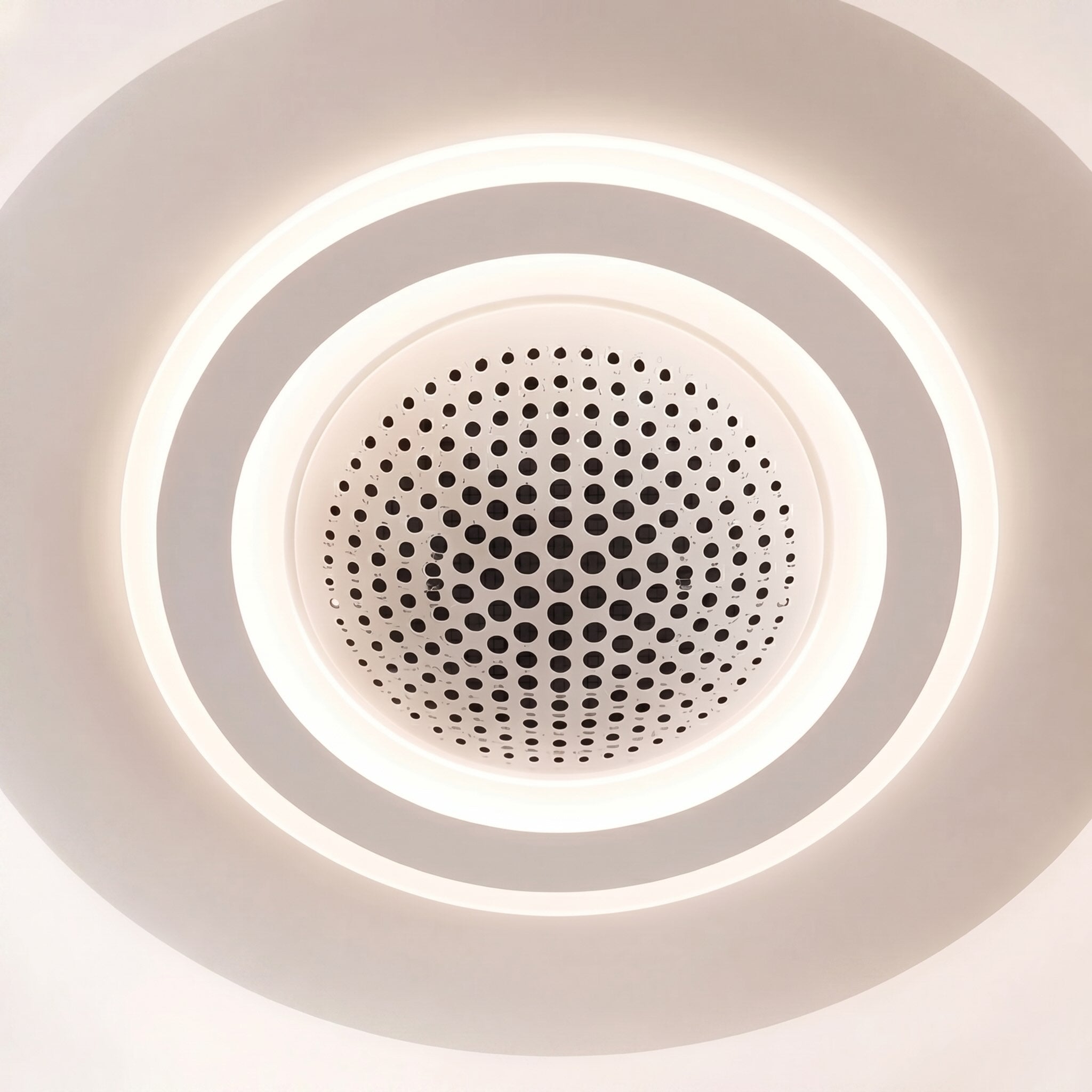Moderní bezlopatkový stropní ventilátor 20 Inch s plochou montáží, železný, s nastavitelným LED světlem a nastavitelnou rychlostí | ribuella