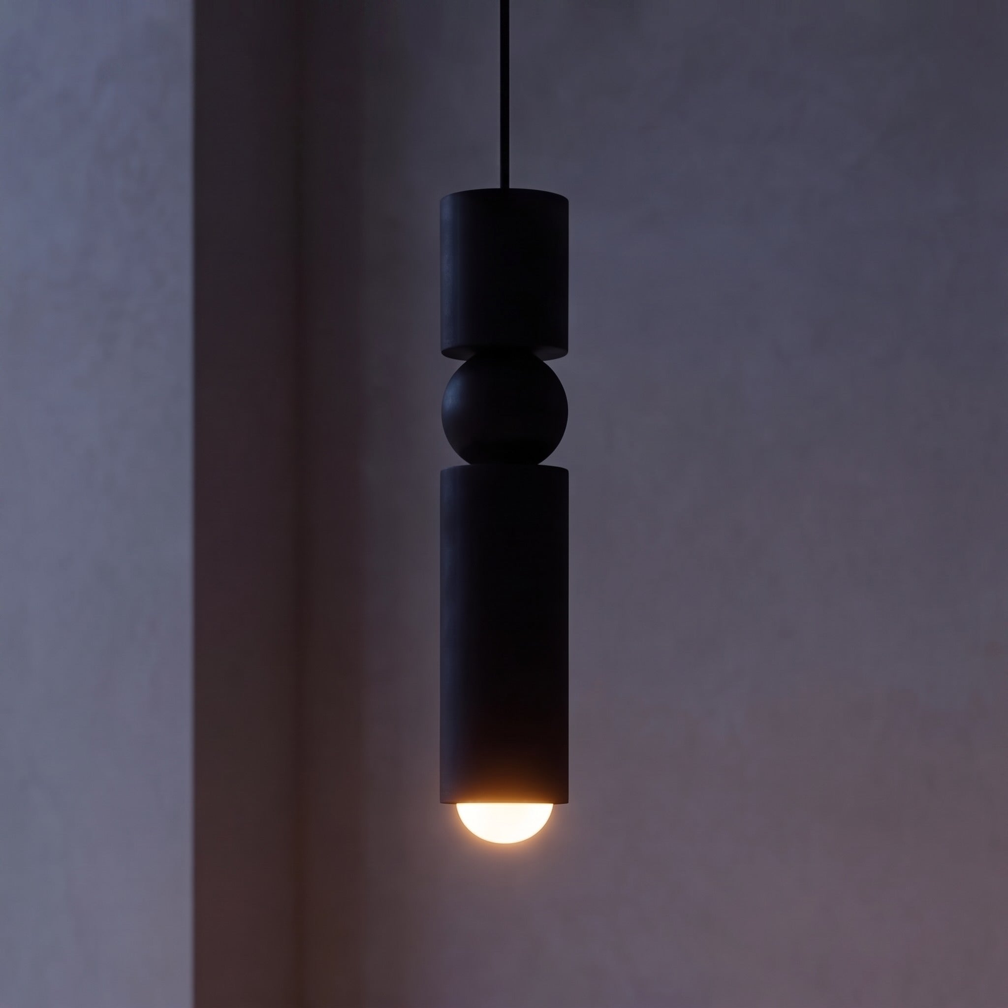 Moderní černé závěsné svítidlo s nastavitelným stmívatelným LED světlem a geometrickým kovovým designem | ribuella