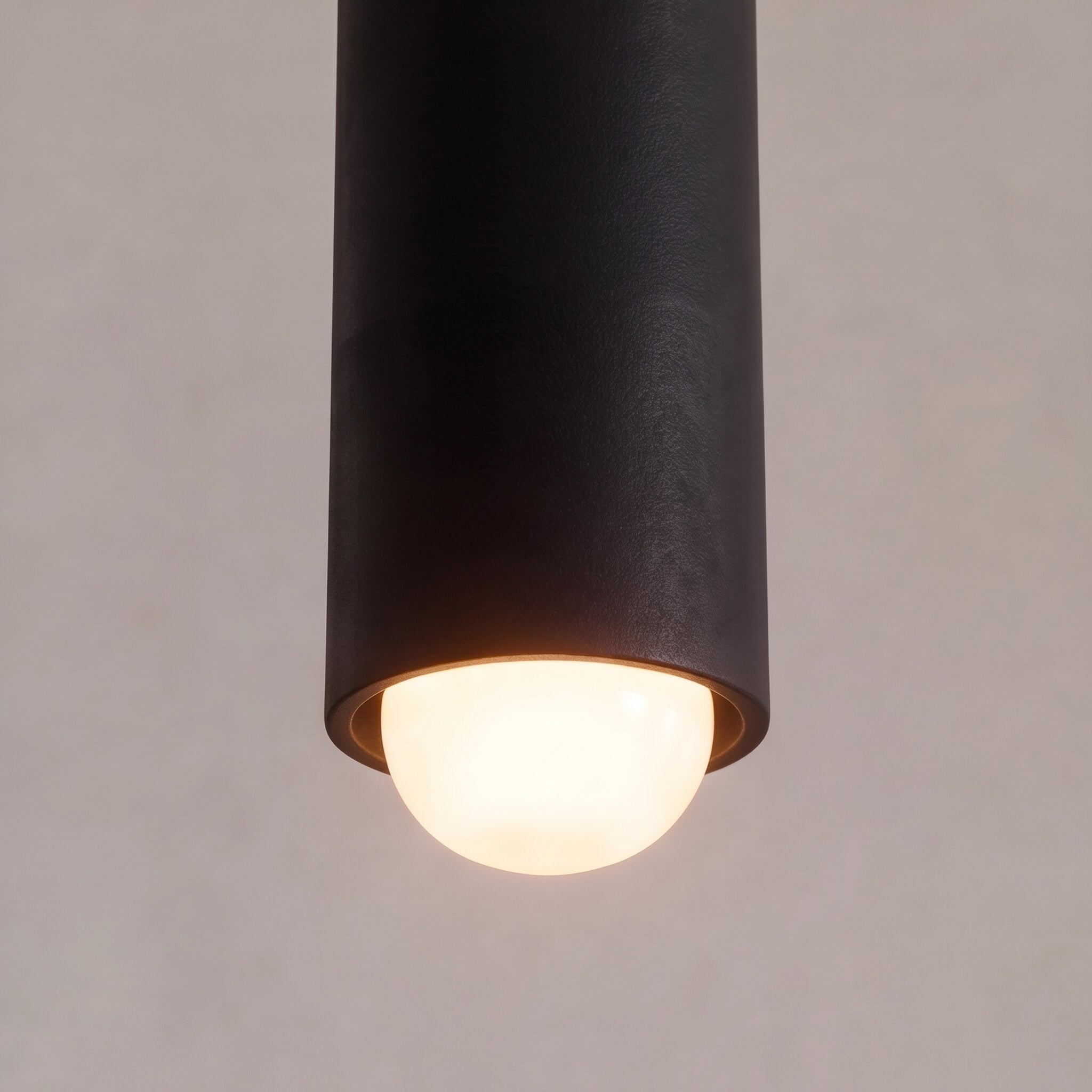Moderní černé závěsné svítidlo s nastavitelným stmívatelným LED světlem a geometrickým kovovým designem | ribuella