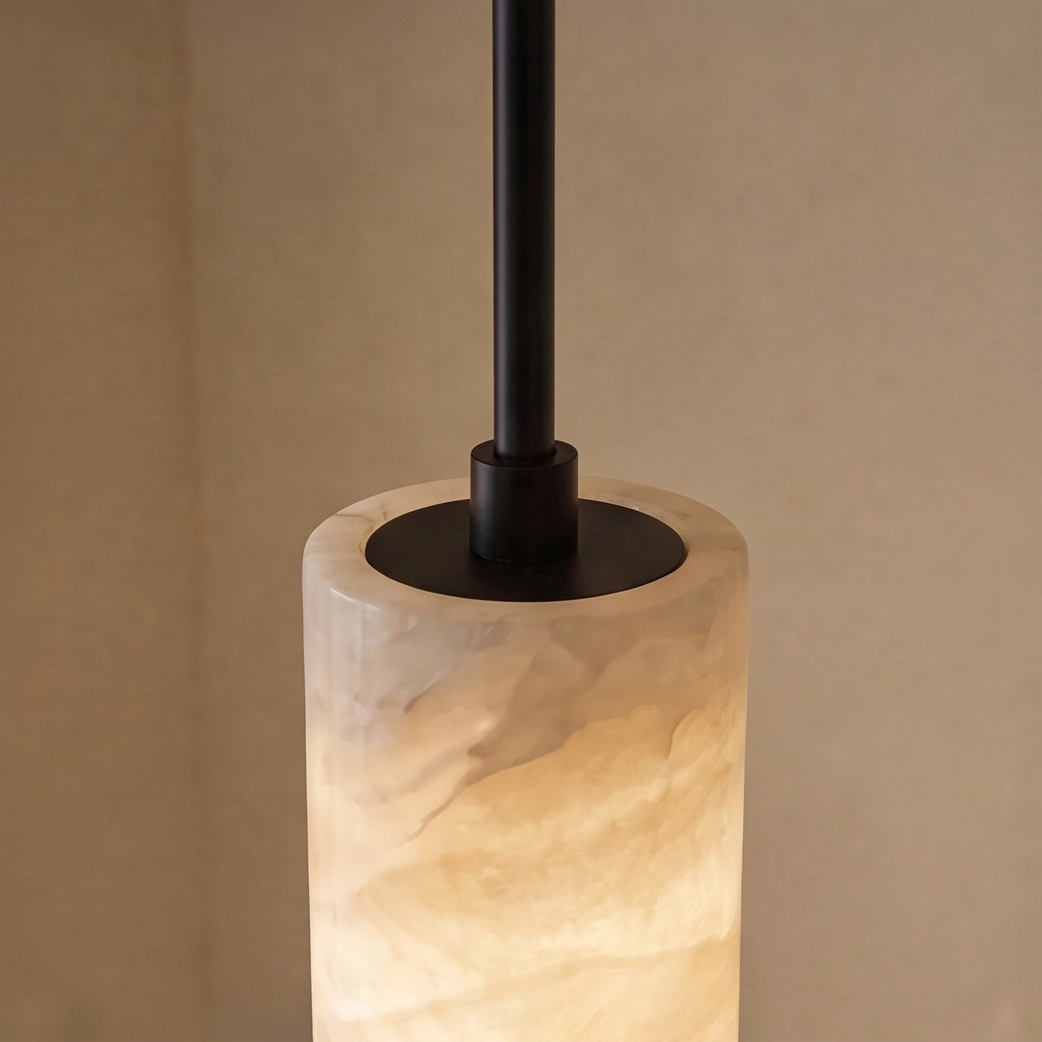 Moderne verstellbare Pendelleuchte aus Messing oder schwarzem Metall mit LED-Licht für Küche und Esszimmer | ribuella