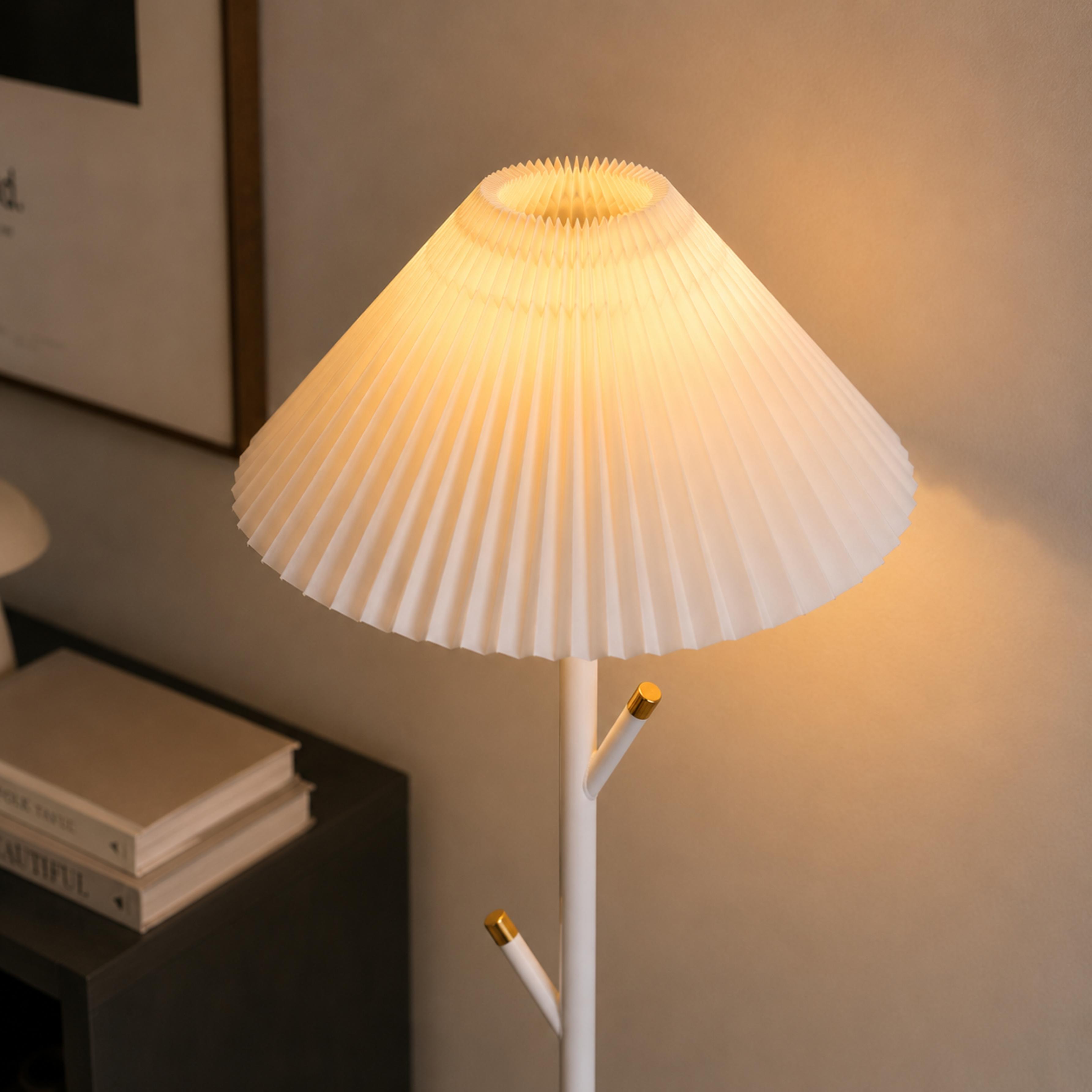 Moderne schwarze Stehlampe mit verstellbarer Höhe und Eisenkonstruktion für die Innenbeleuchtung und als Garderobenständer | ribuella