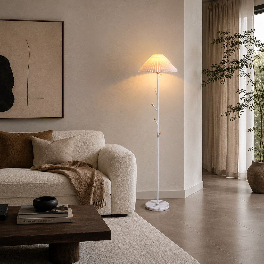Moderne schwarze Stehlampe mit verstellbarer Höhe und Eisenkonstruktion für die Innenbeleuchtung und als Garderobenständer | ribuella