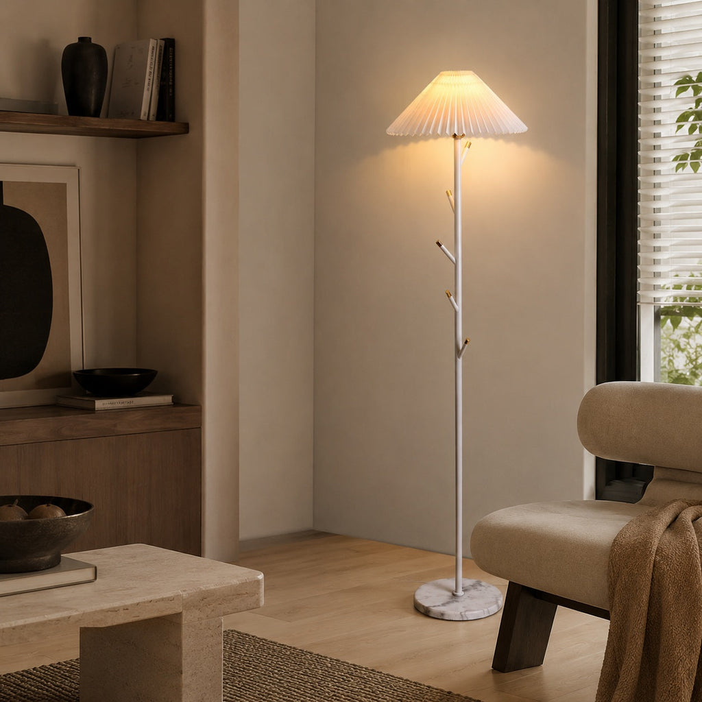 Moderne schwarze Stehlampe mit verstellbarer Höhe und Eisenkonstruktion für die Innenbeleuchtung und als Garderobenständer | ribuella