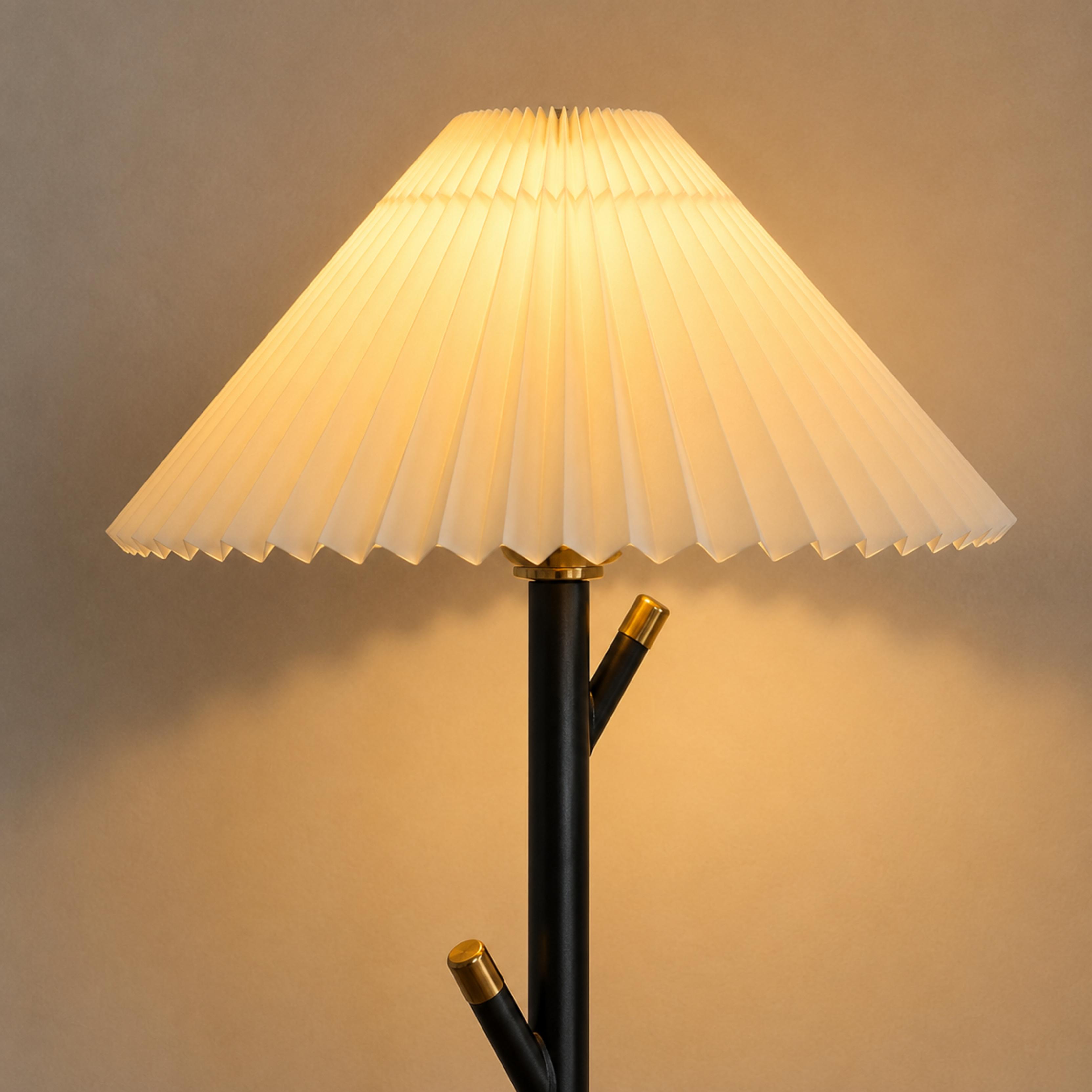 Moderne schwarze Stehlampe mit verstellbarer Höhe und Eisenkonstruktion für die Innenbeleuchtung und als Garderobenständer | ribuella