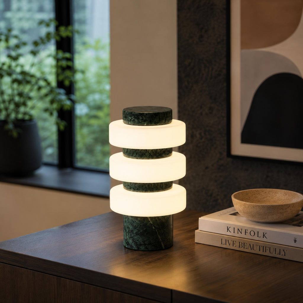Lampă de masă modernă cu bază din travertin și LED integrat pentru utilizare în interior | ribuella