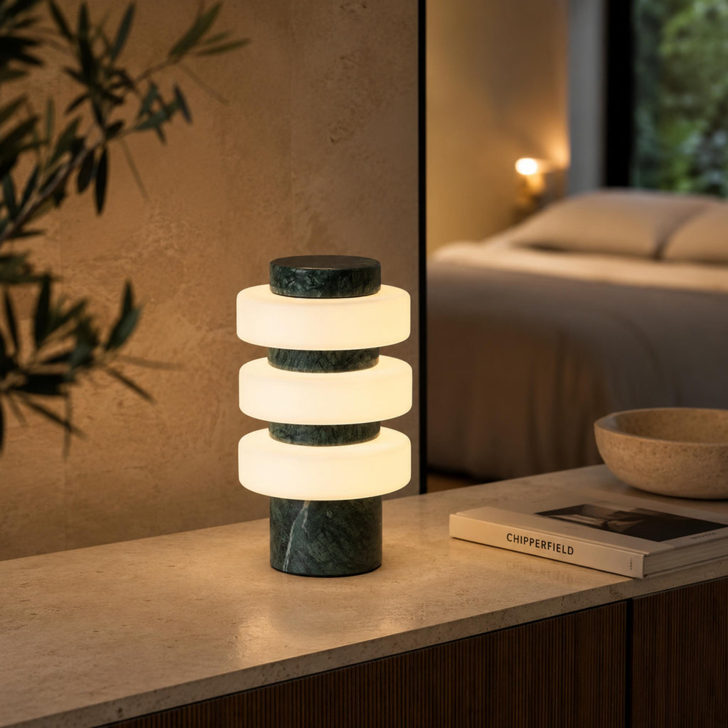 Lampă de masă modernă cu bază din travertin și LED integrat pentru utilizare în interior | ribuella