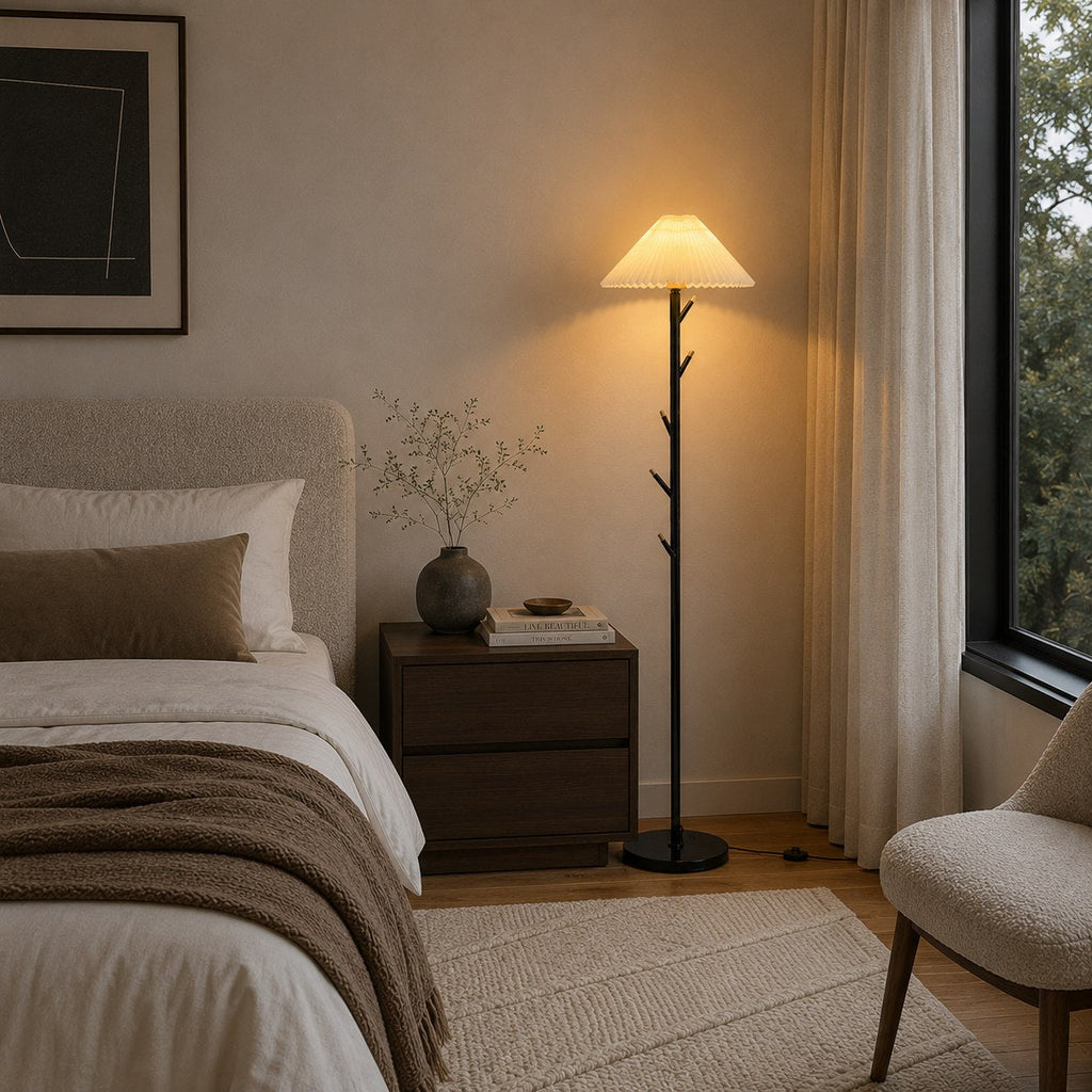Moderne schwarze Stehlampe mit verstellbarer Höhe und Eisenkonstruktion für die Innenbeleuchtung und als Garderobenständer | ribuella