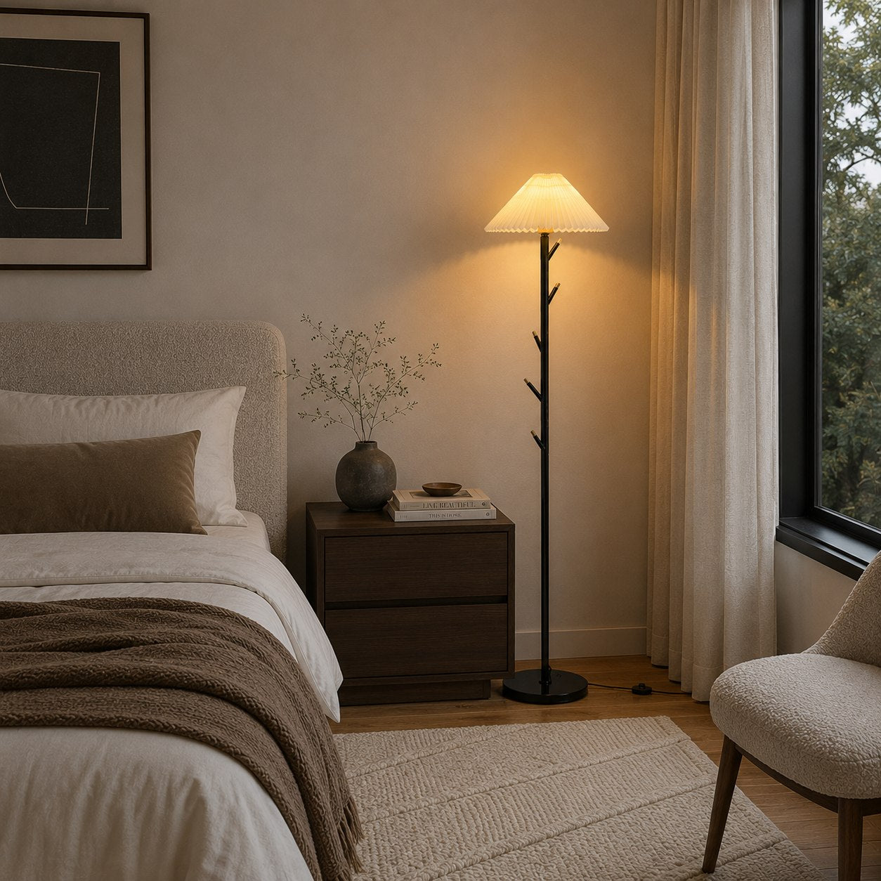 Moderne schwarze Stehlampe mit verstellbarer Höhe und Eisenkonstruktion für die Innenbeleuchtung und als Garderobenständer | ribuella