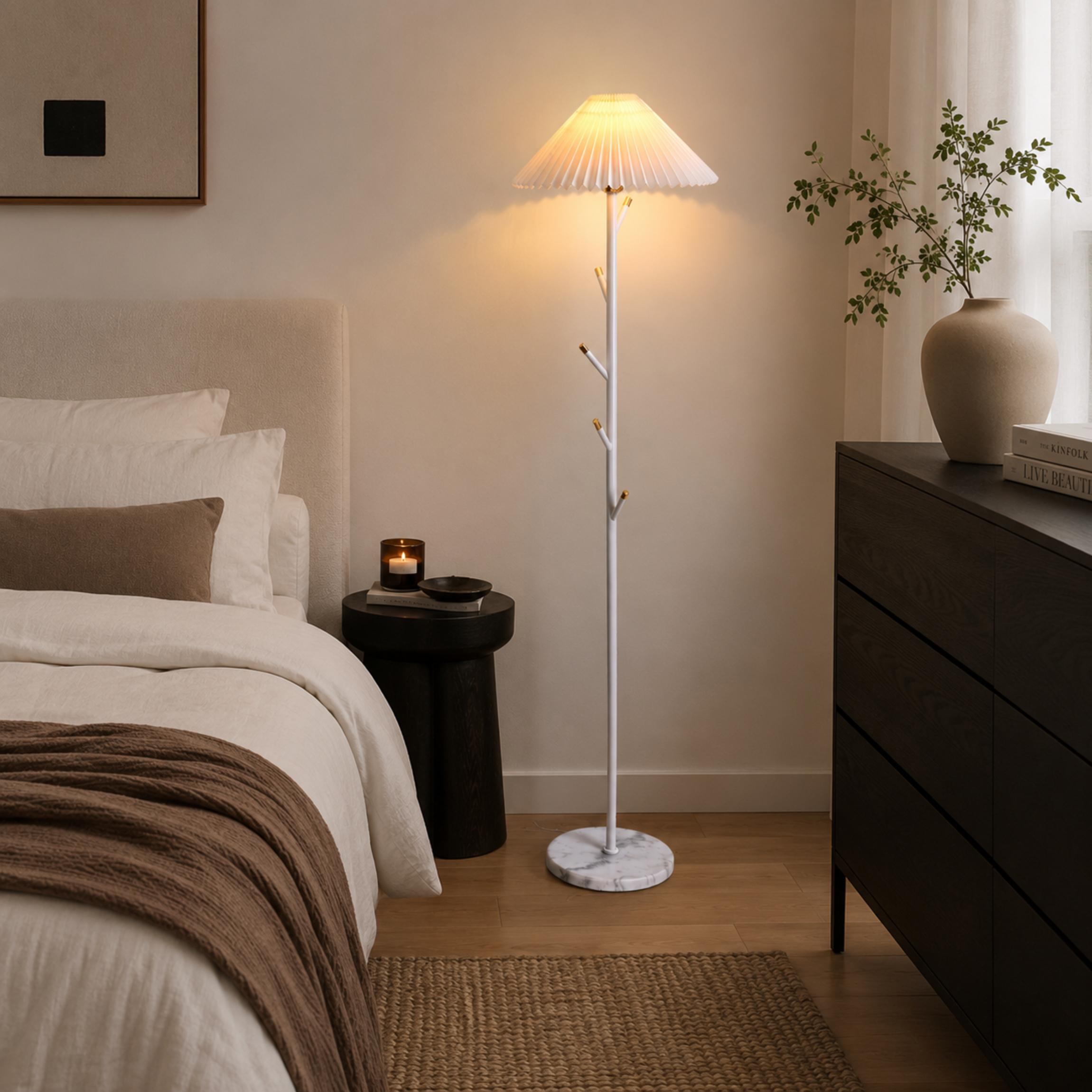 Moderne schwarze Stehlampe mit verstellbarer Höhe und Eisenkonstruktion für die Innenbeleuchtung und als Garderobenständer | ribuella