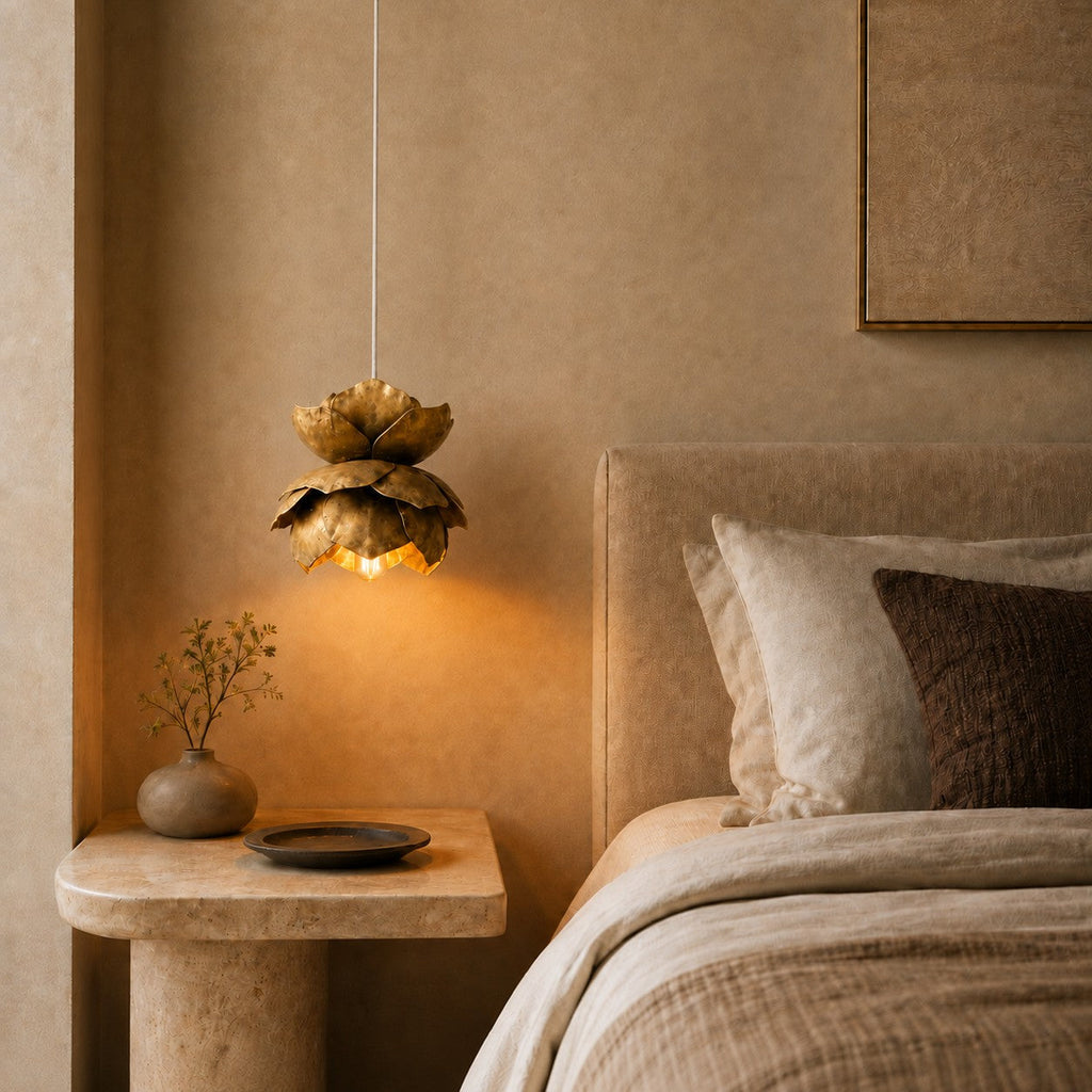 Skulpturel blomsterpendel i guld eller bronze – 18 cm | ribuella