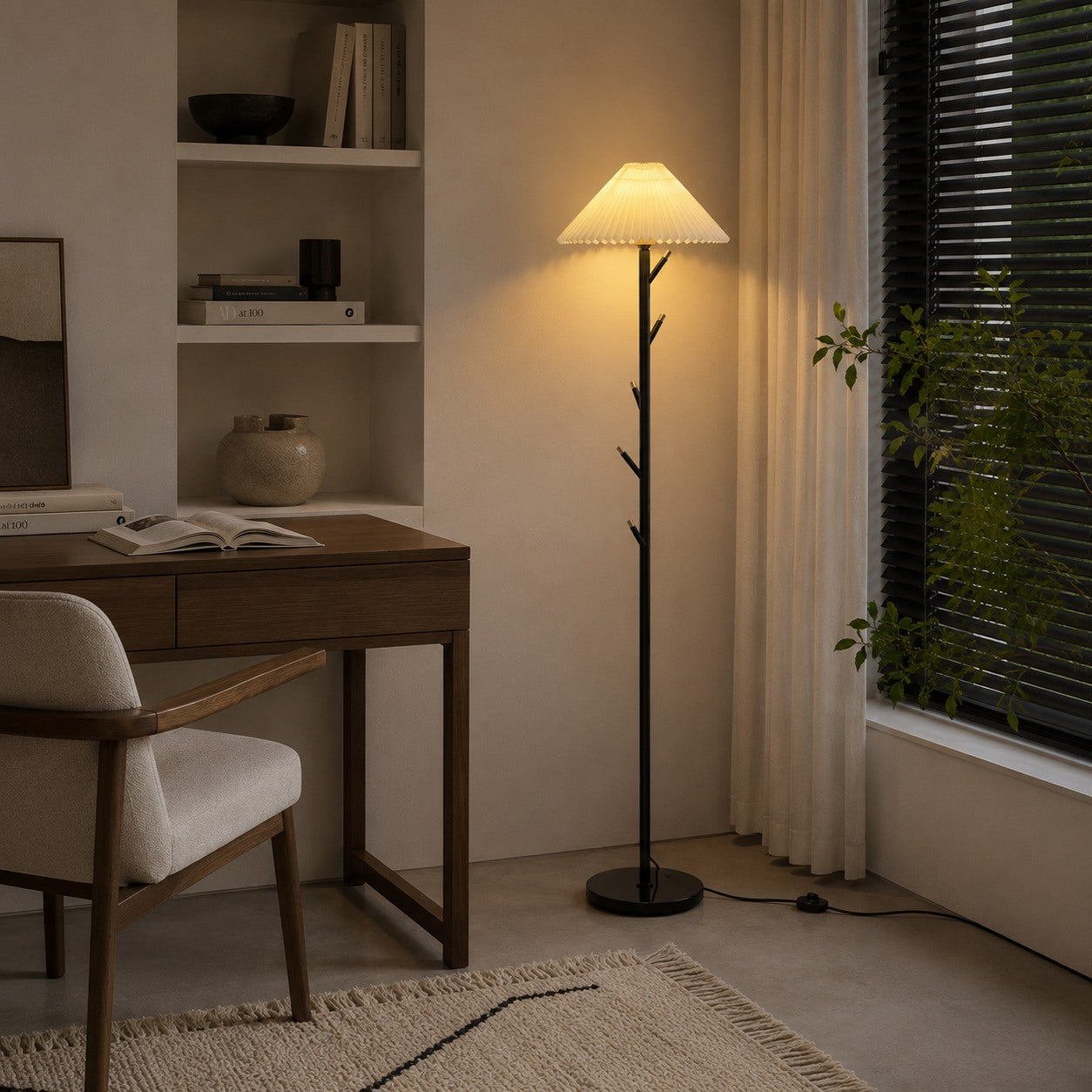 Moderne schwarze Stehlampe mit verstellbarer Höhe und Eisenkonstruktion für die Innenbeleuchtung und als Garderobenständer | ribuella