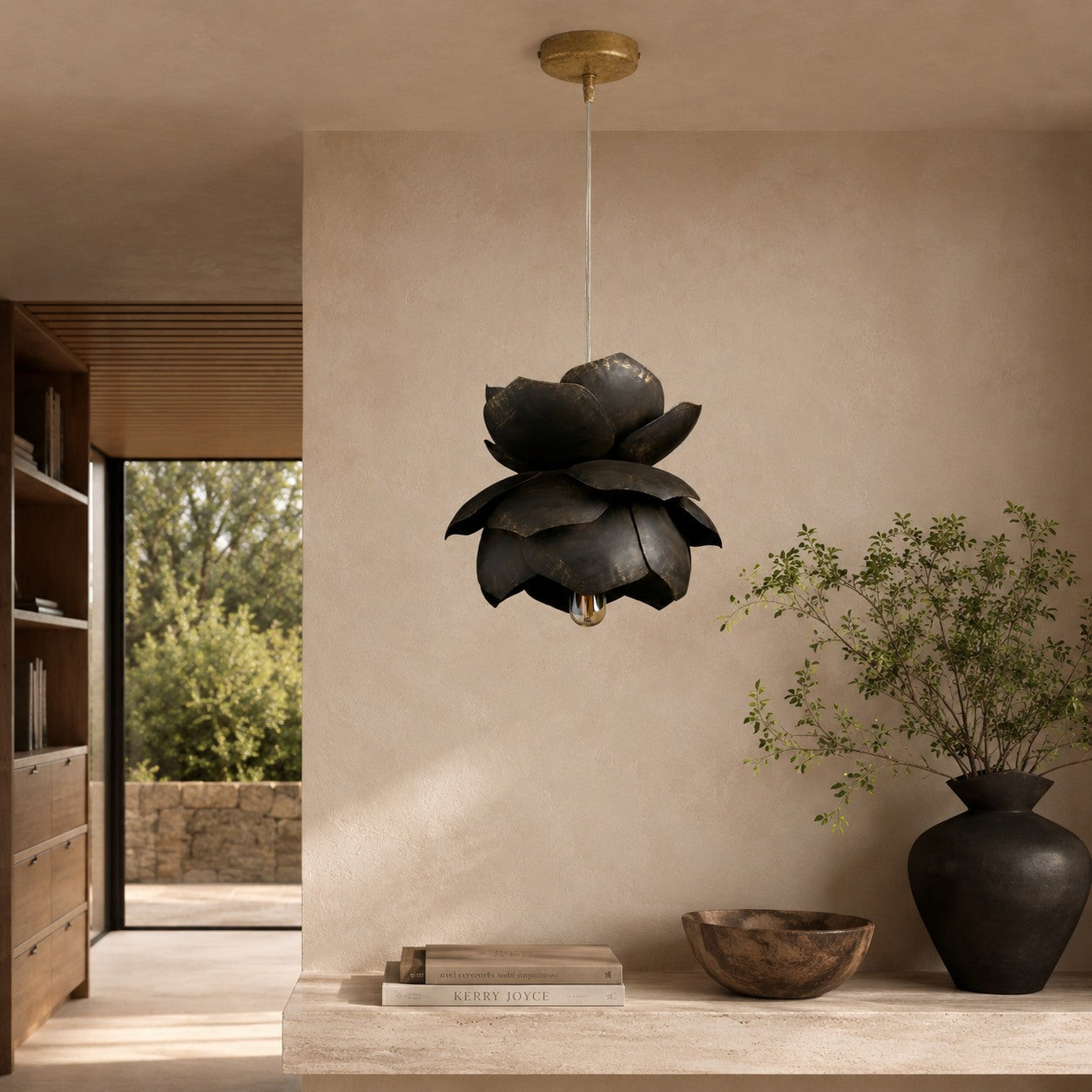 Skulpturel blomsterpendel i guld eller bronze – 18 cm | ribuella