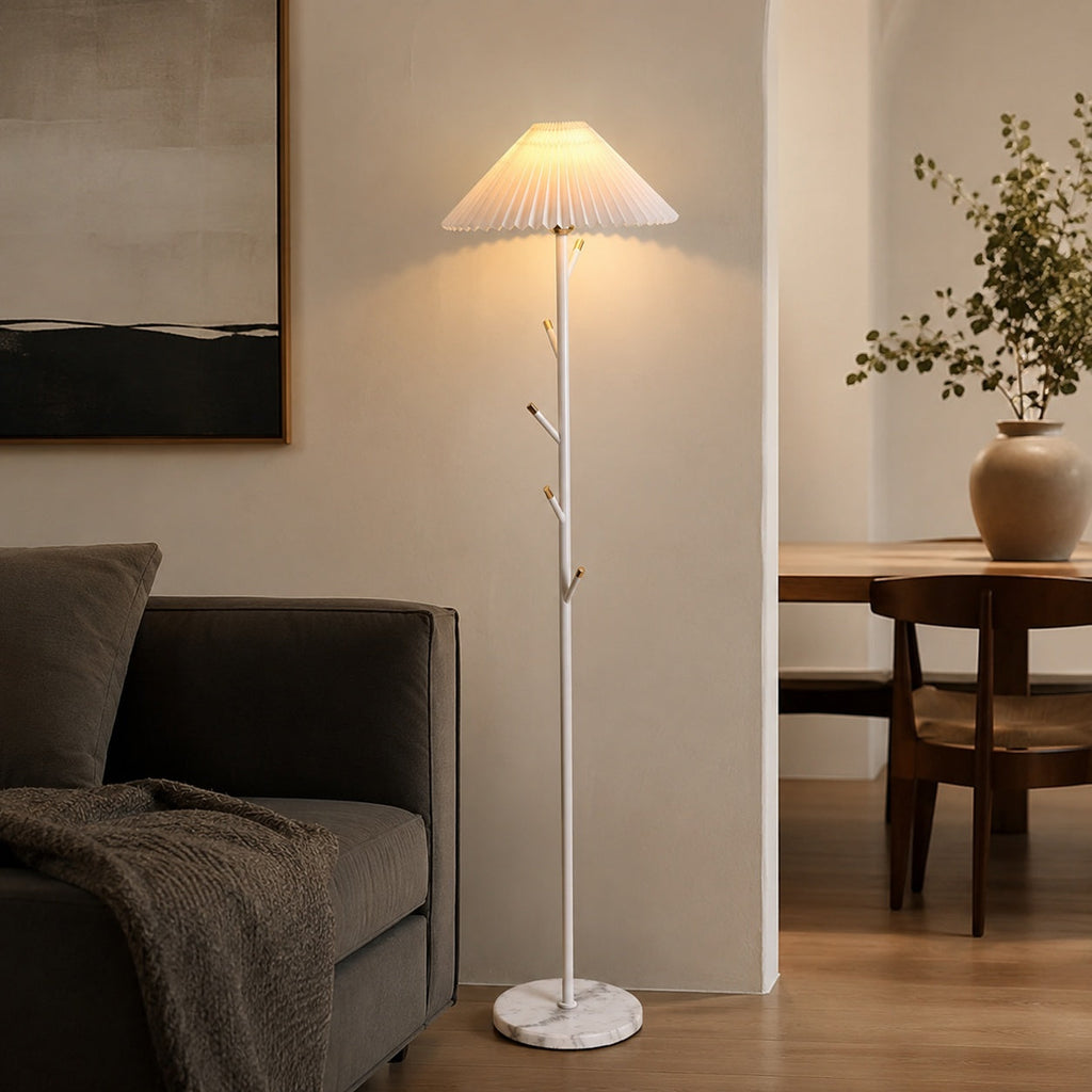 Moderne schwarze Stehlampe mit verstellbarer Höhe und Eisenkonstruktion für die Innenbeleuchtung und als Garderobenständer | ribuella