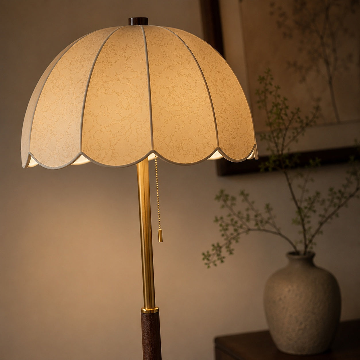 Moderní stojací lampa s dřevěnou základnou a textilním stínidlem, nastavitelná výška, žárovka E14, do obývacího pokoje | ribuella