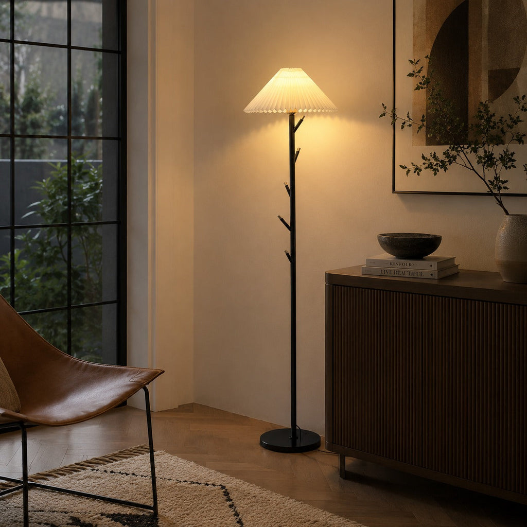 Moderne schwarze Stehlampe mit verstellbarer Höhe und Eisenkonstruktion für die Innenbeleuchtung und als Garderobenständer | ribuella