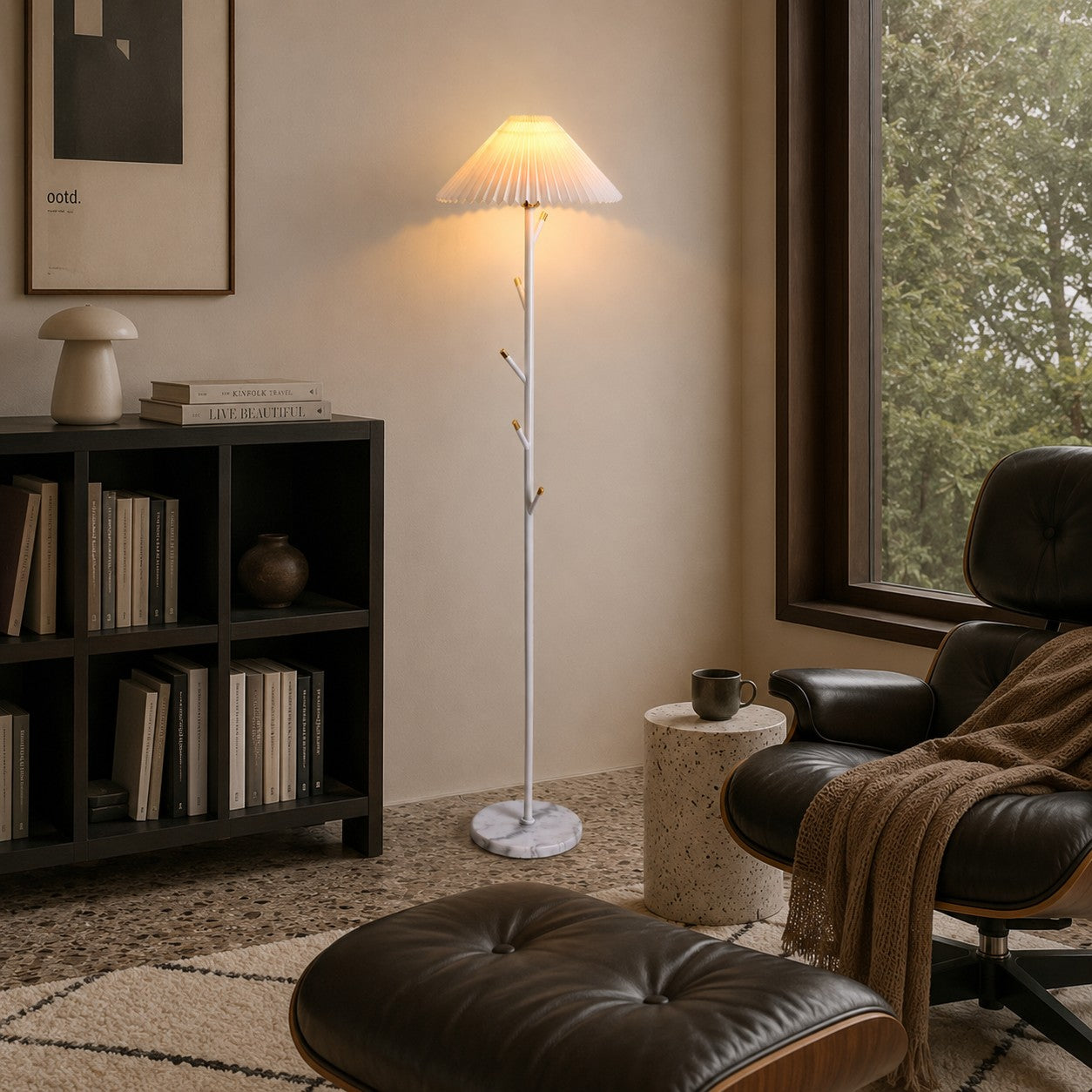Moderne schwarze Stehlampe mit verstellbarer Höhe und Eisenkonstruktion für die Innenbeleuchtung und als Garderobenständer | ribuella