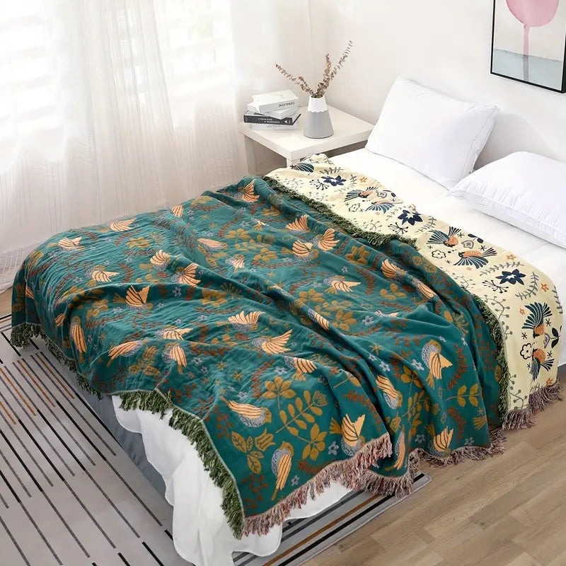 Manta decorativa reversible color crema azulado con estampado floral de aves