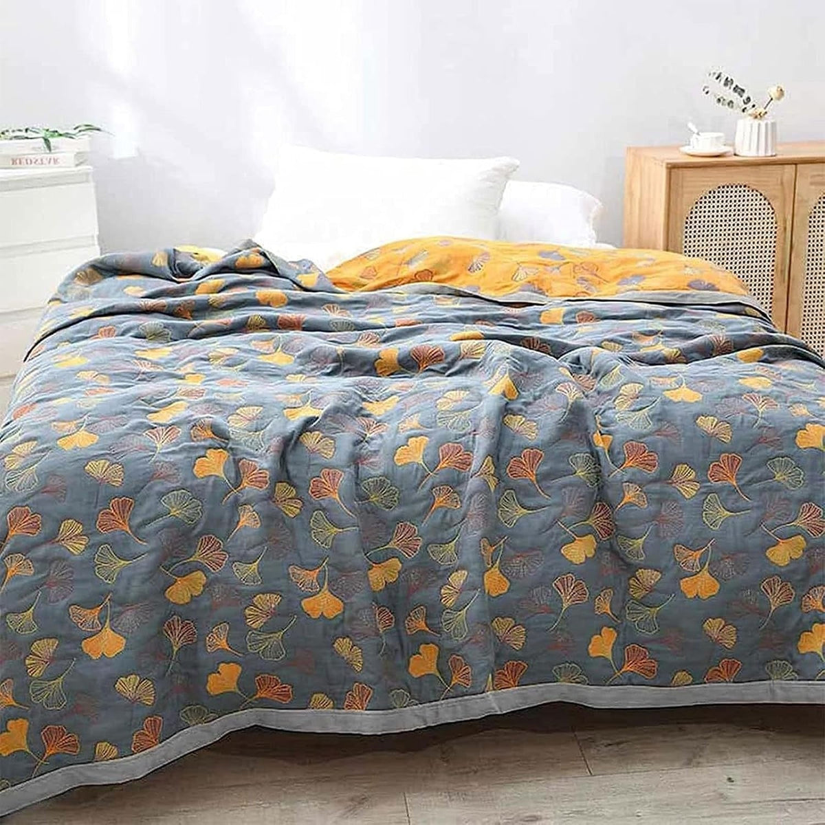 Manta reversible con estampado de hojas de ginkgo - motivo botánico de dos caras
