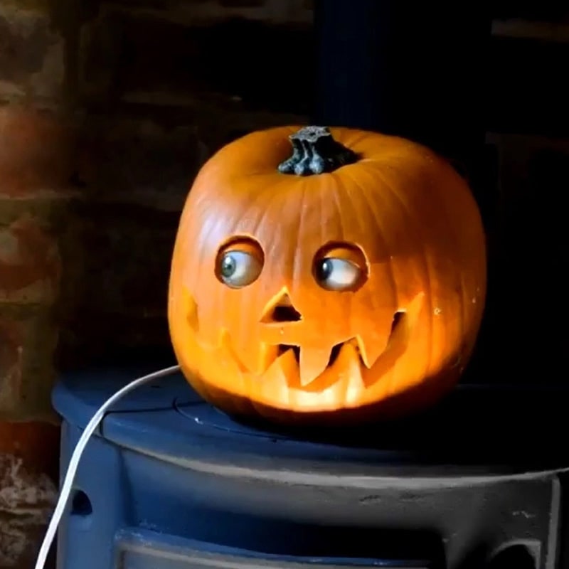 Animatronikus töklámpás, mozgó szemekkel