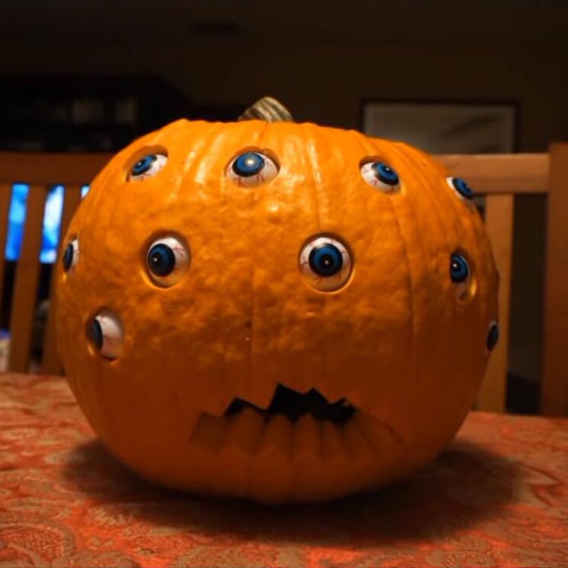 Animatronikus töklámpás, mozgó szemekkel