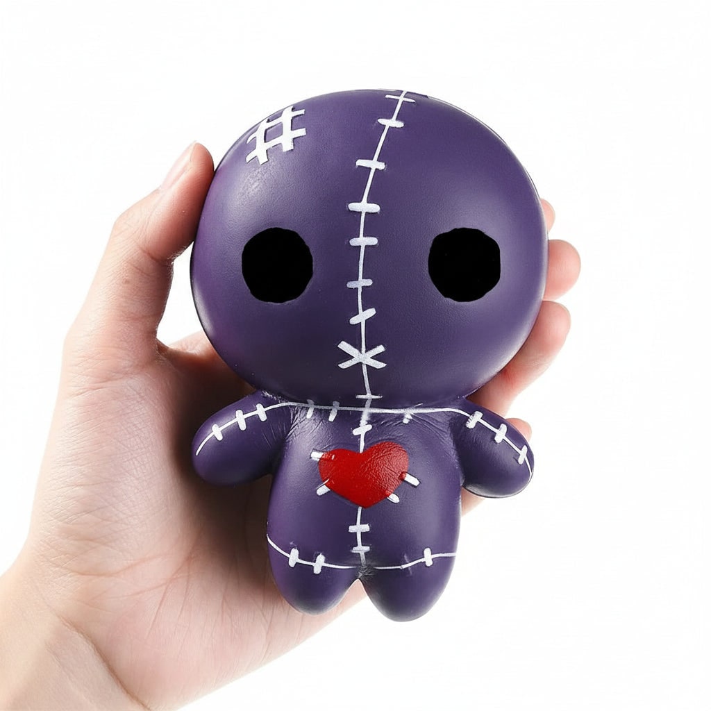 Pomalu se zvedající pěnová voodoo panenka s mačkací výplní, prošitými detaily, halloweenská hračka pro děti