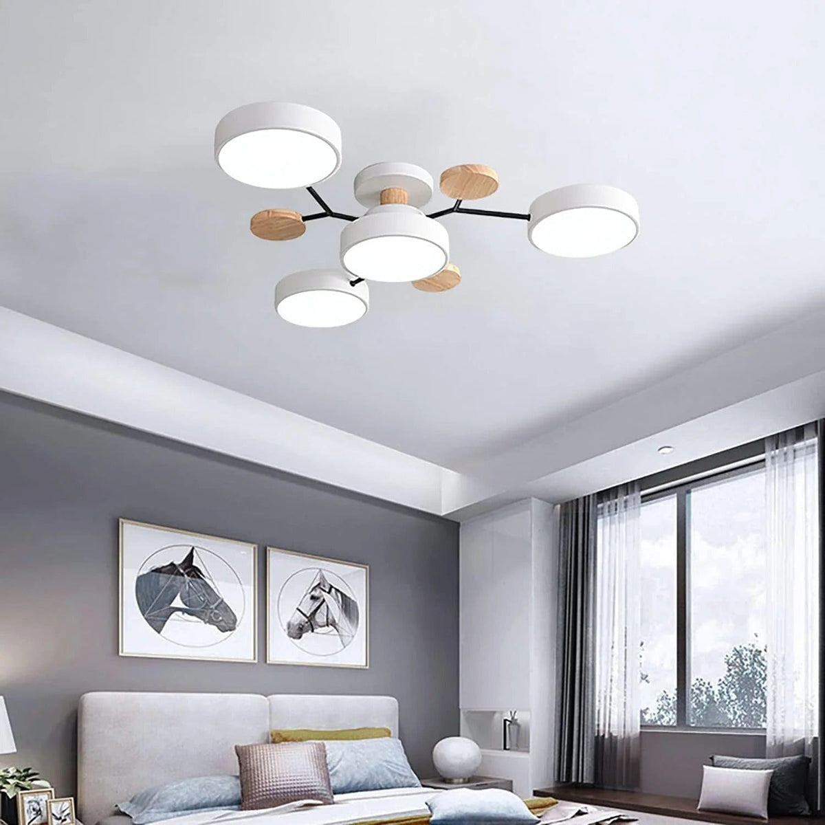 Lámpara de techo LED moderna semiempotrada con detalle de madera, estructura negra mate y pantallas verde salvia