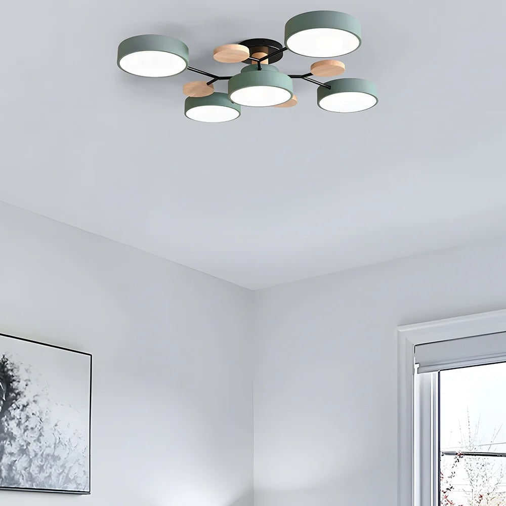 Lámpara de techo LED moderna semiempotrada con detalle de madera, estructura negra mate y pantallas verde salvia