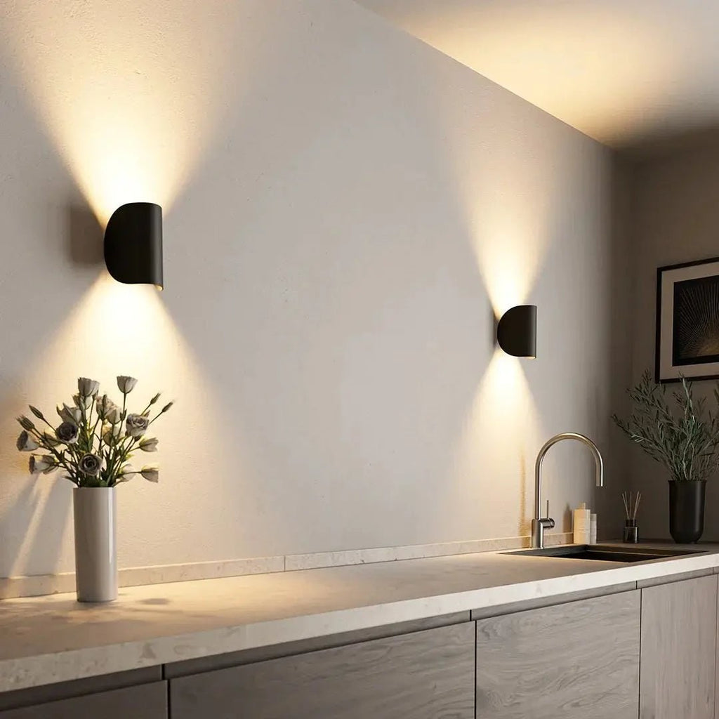 Moderne LED-vegglampe med oppover- og nedoverrettet stemningsbelysning