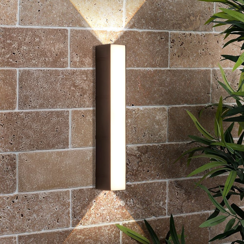 Modern LED-es fali lámpa — felfelé és lefelé irányuló fény