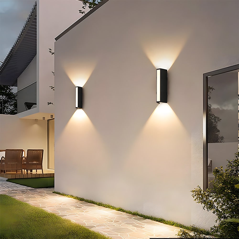 Modern LED-es fali lámpa — felfelé és lefelé irányuló fény
