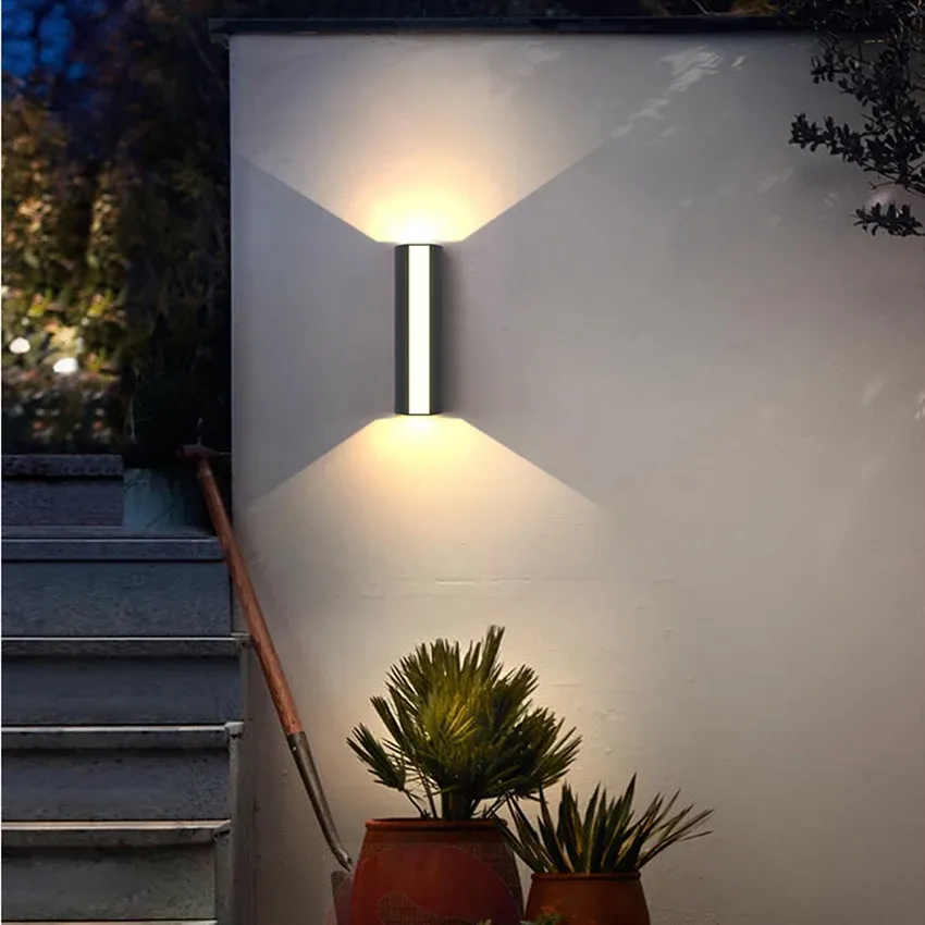 Modern LED-es fali lámpa — felfelé és lefelé irányuló fény