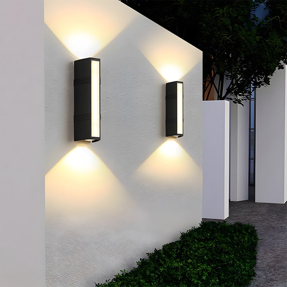 Modern LED-es fali lámpa — felfelé és lefelé irányuló fény