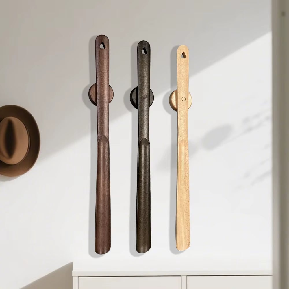 Long chausse-pied en bois - guide incurvé, manche allongé et fixation murale magnétique