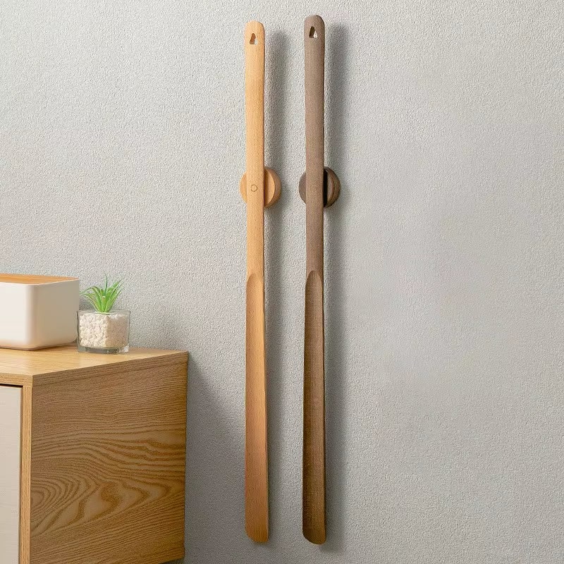 Long chausse-pied en bois - guide incurvé, manche allongé et fixation murale magnétique