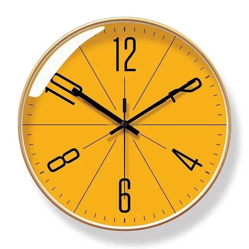 NordicTime svart väggklocka med kontrastrik urtavla och exakt tidvisning