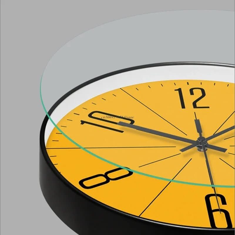 NordicTime svart väggklocka med kontrastrik urtavla och exakt tidvisning