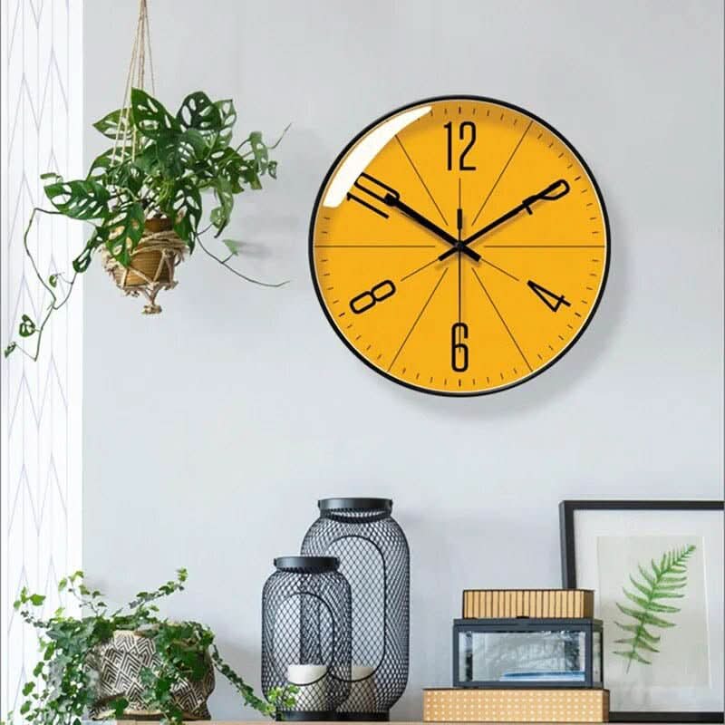 NordicTime svart väggklocka med kontrastrik urtavla och exakt tidvisning