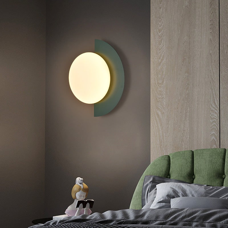 Aplique de pared moderno, luz decorativa con esfera esmerilada, placa posterior semicircular e instalación cableada