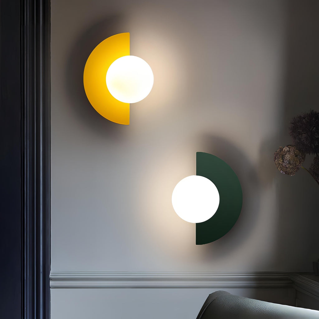 Aplique de pared moderno, luz decorativa con esfera esmerilada, placa posterior semicircular e instalación cableada