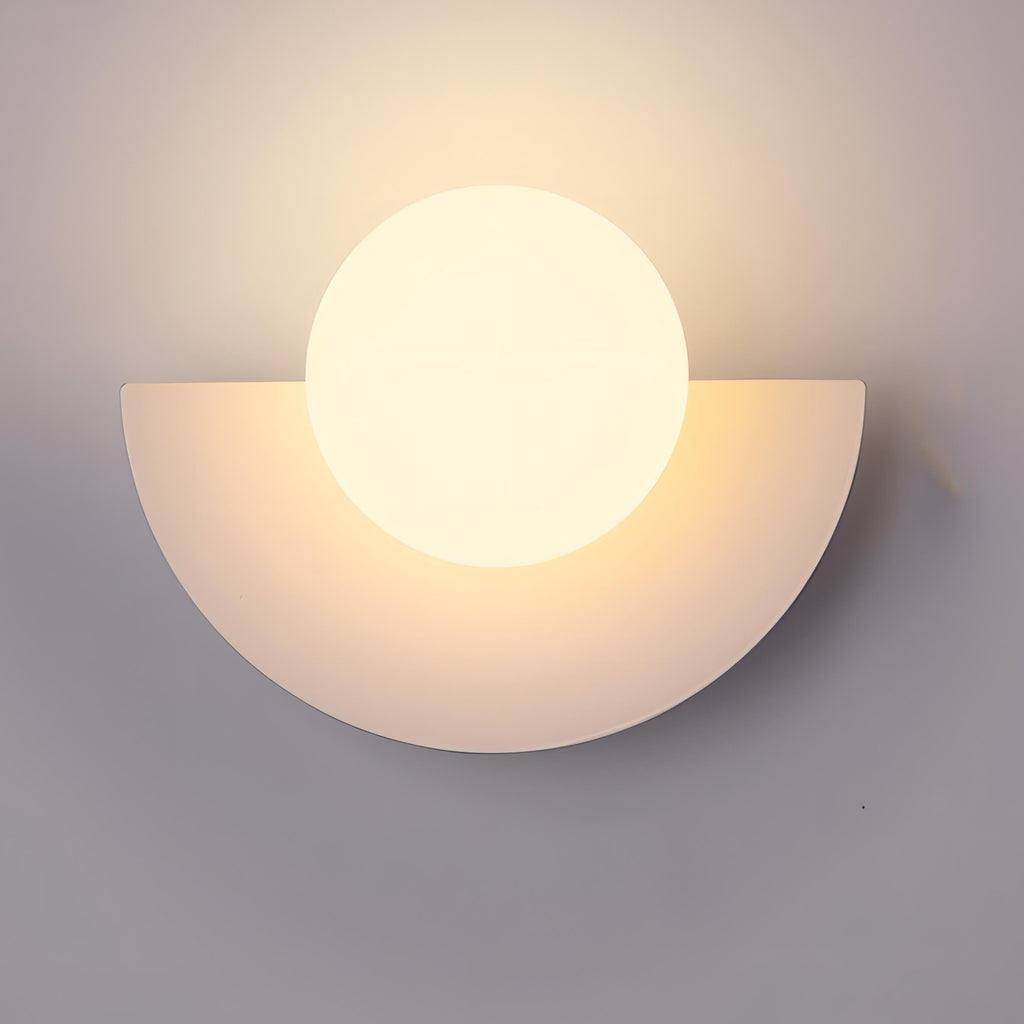 Aplique de pared moderno, luz decorativa con esfera esmerilada, placa posterior semicircular e instalación cableada