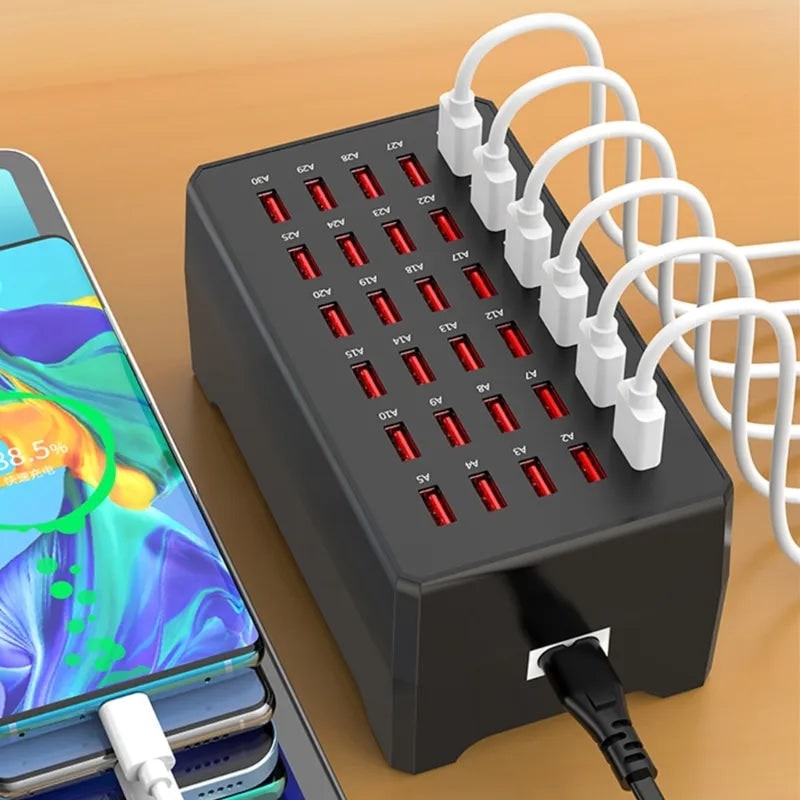 USB nabíjecí hub se 30 porty, černý obdélníkový design, jednotlivé očíslované porty