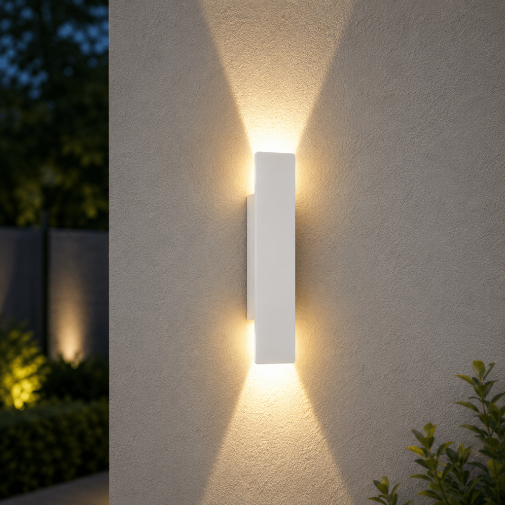 Moderne rektangulær LED-vegglampe — slank profil med lys oppover og nedover